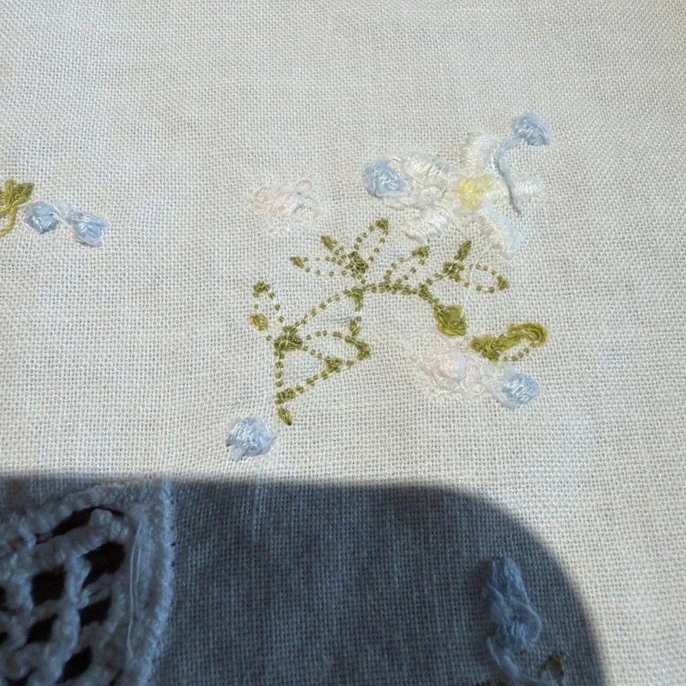 Vtg Hand Embroidered Small Linen Tablecloth Whie & Blue Flowers 31
